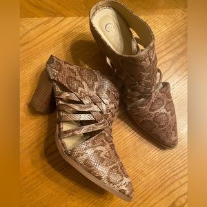 Brand new heels from Cato’s. Size 10W.